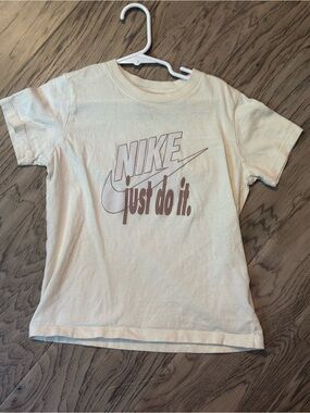 girls Nike tee